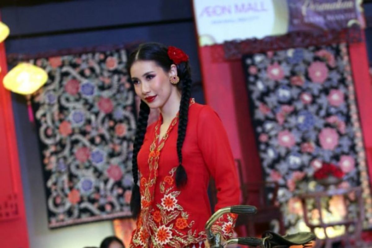 Anne Avantie perkenalkan busana batik di AEON BSD