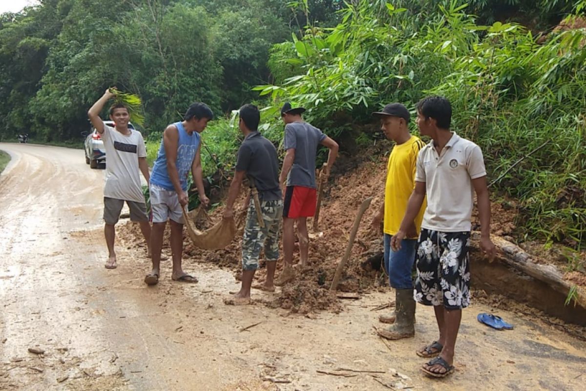 Jalan lintas negara RI - Malaysia tertutup longsor di Bengkayang