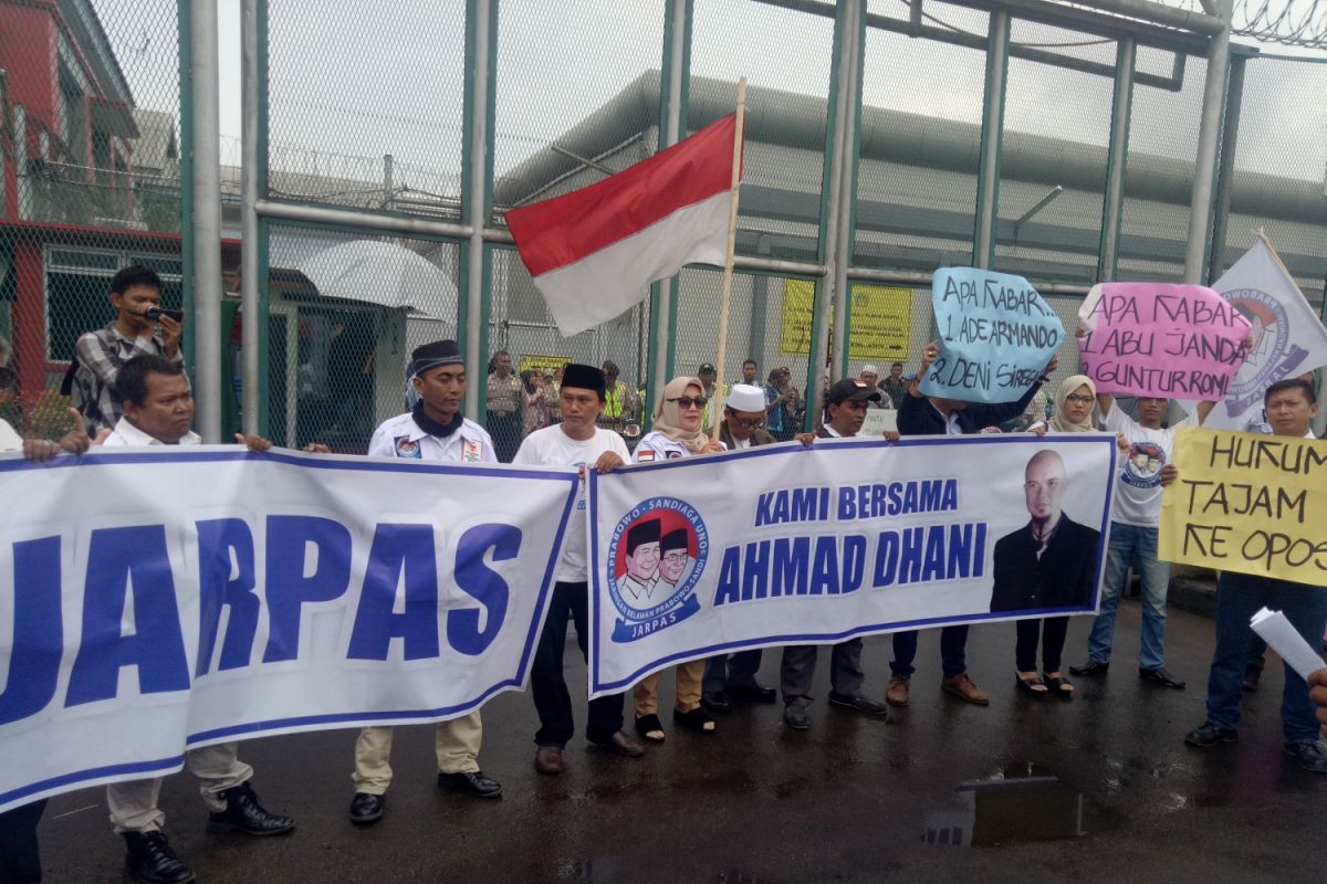 Relawan Prabowo-Sandi Gelar Aksi Dukung Ahmad Dhani di Rutan Cipinang