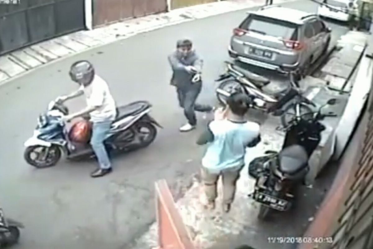 Terekam CCTV, pencuri motor bersenjata dibekuk polisi