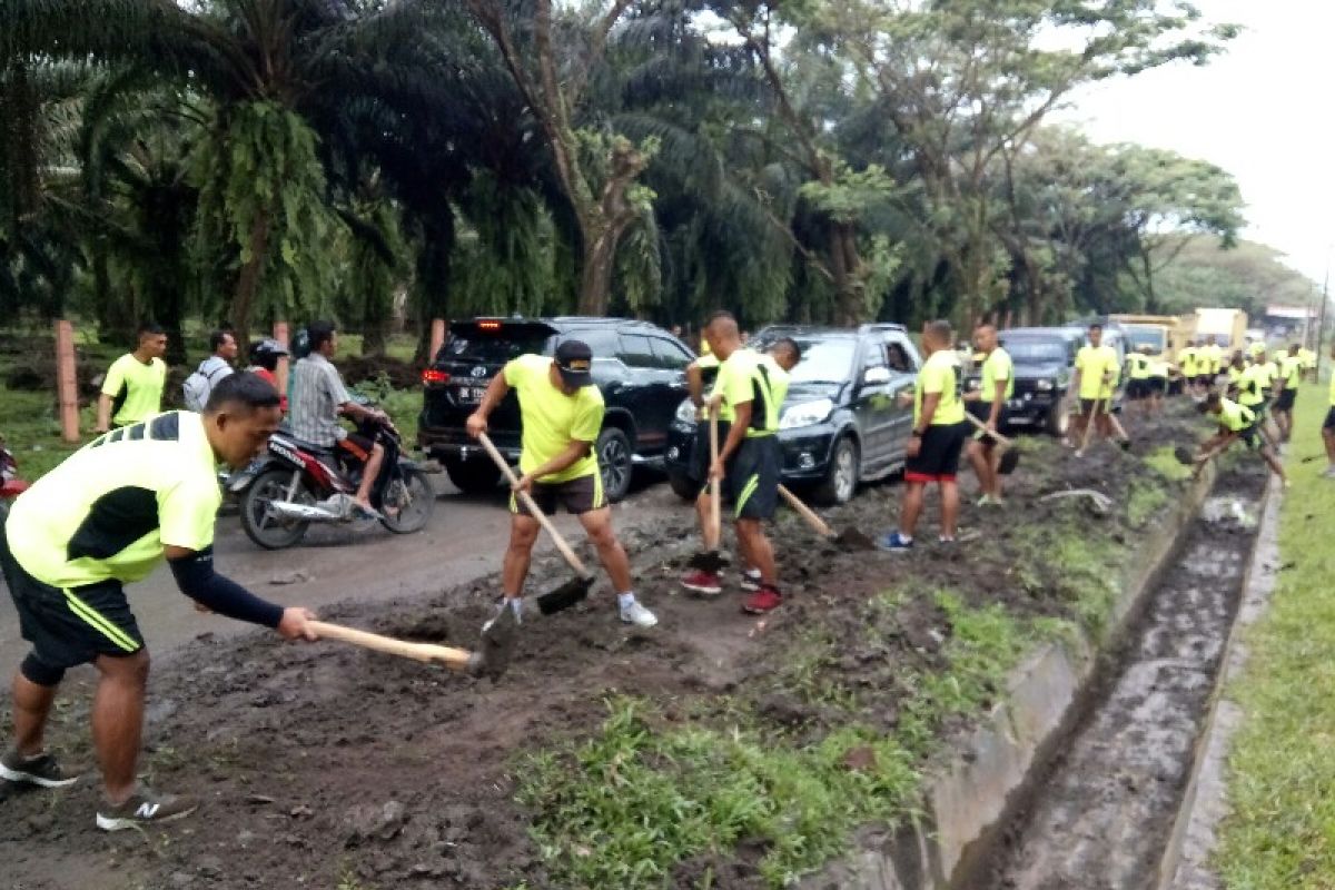 Yonif Tombak Sakti timbun jalan rusak Marihat Simalungun