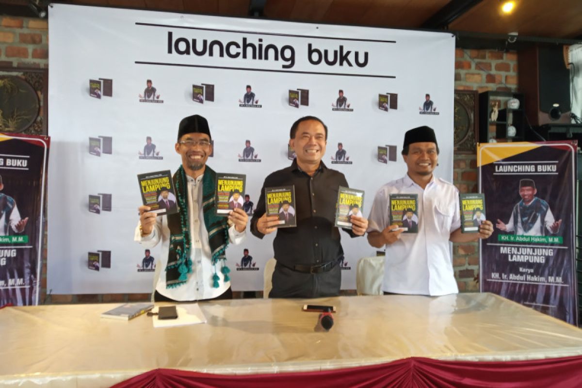 Abdul Hakim Luncurkan Buku "Menjunjung Lampung"