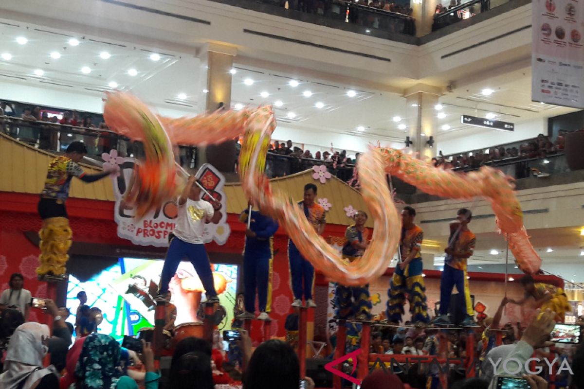 Atraksi barongsai hibur pengunjung pusat perbelanjaan Yogyakarta (VIDEO)