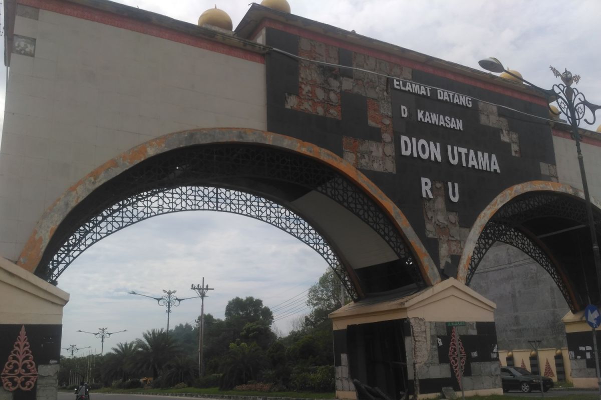 Gapura Stadion Utama Riau tak kunjung diperbaiki, Masyarakat khawatir