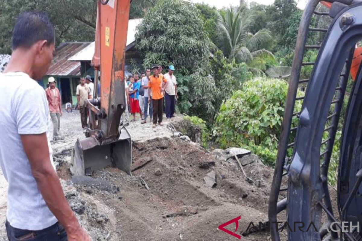 Warga di Aceh Barat gotong-royong perbaiki abutmen jembatan secara darurat