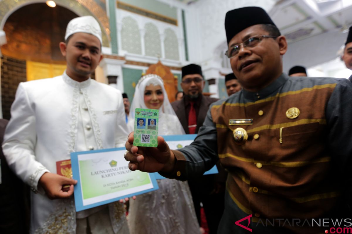 Pasangan pengantin di Banda Aceh mulai terima kartu nikah