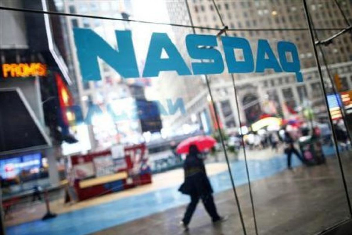 S&P berakhir hampir datar, Nasdaq capai tertinggi