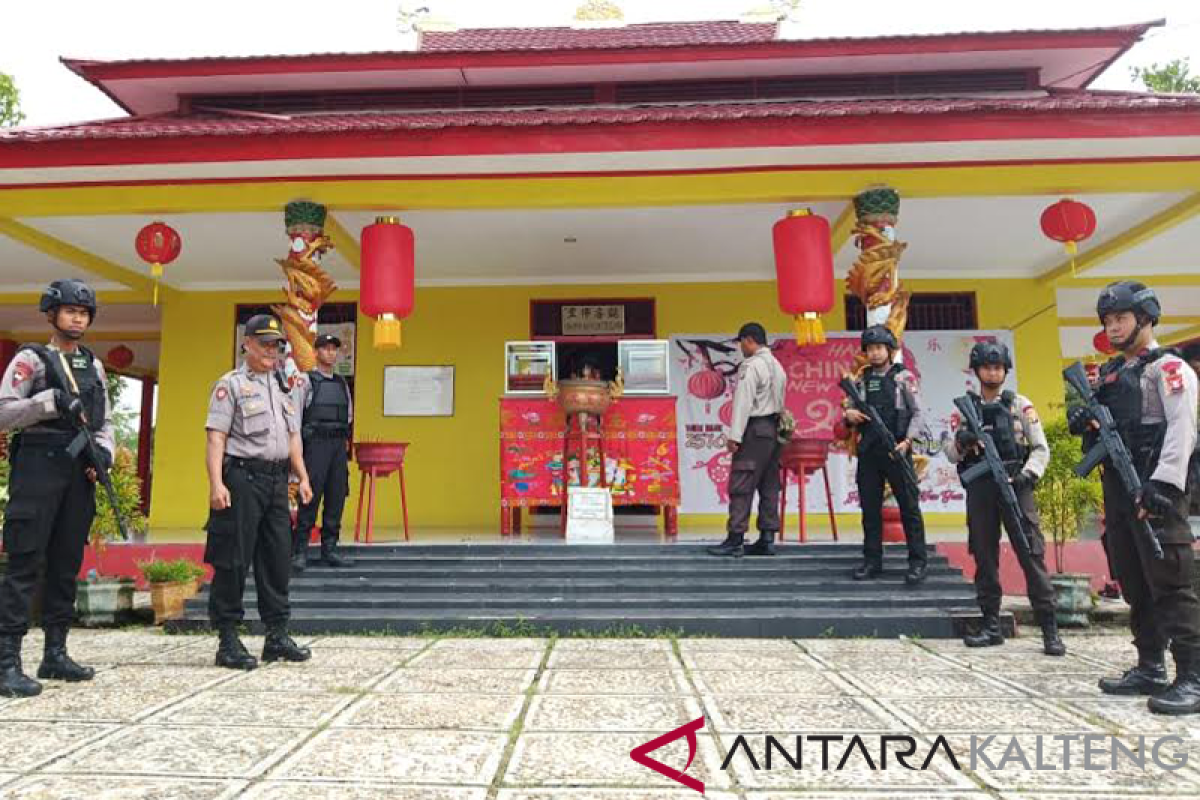 Belasan Polisi bersenjata lengkap amankan perayaan Imlek di Palangka Raya
