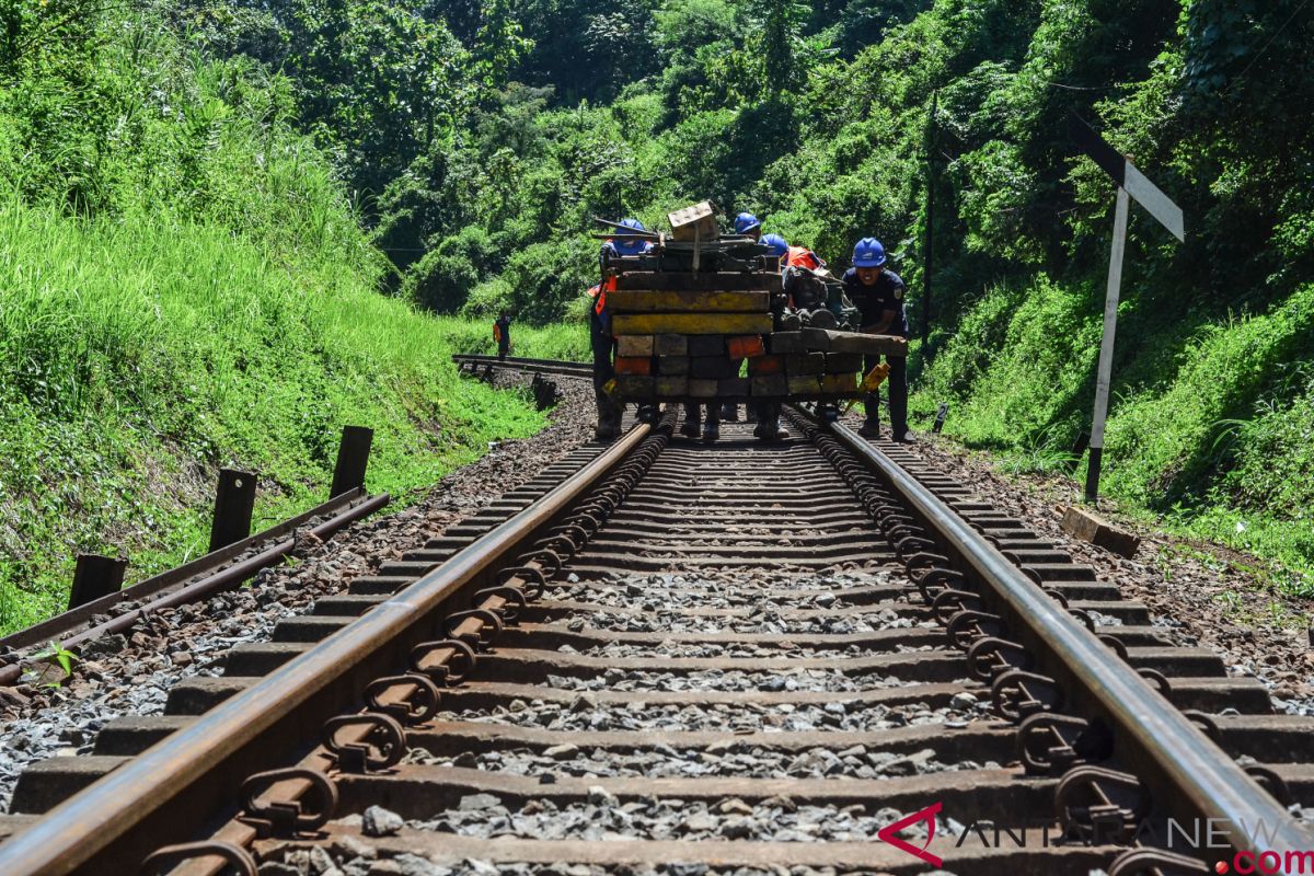 Warga minta biaya relokasi terkait pengaktifan kereta Cibatu-Garut