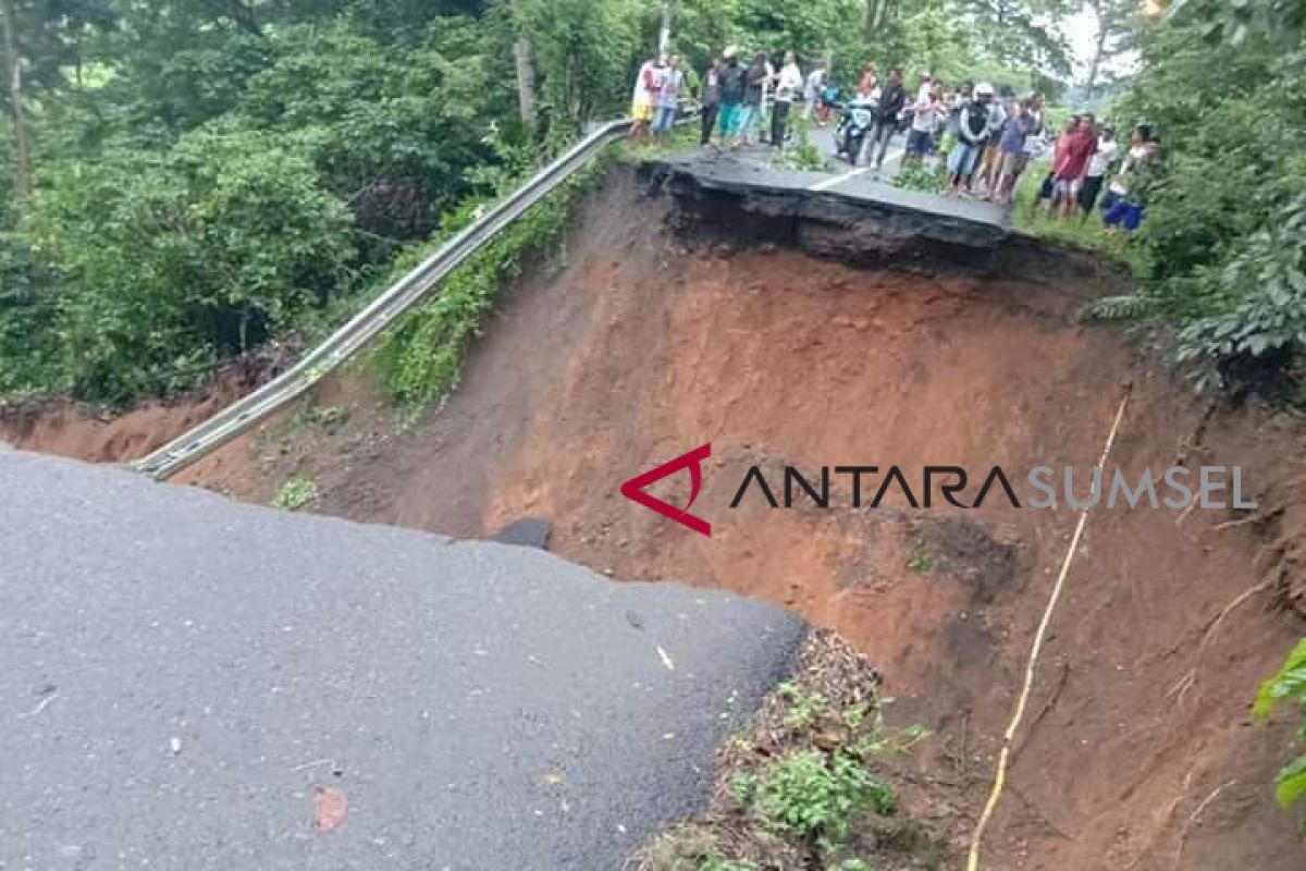 Jalan di desa Jati Lahat longsor