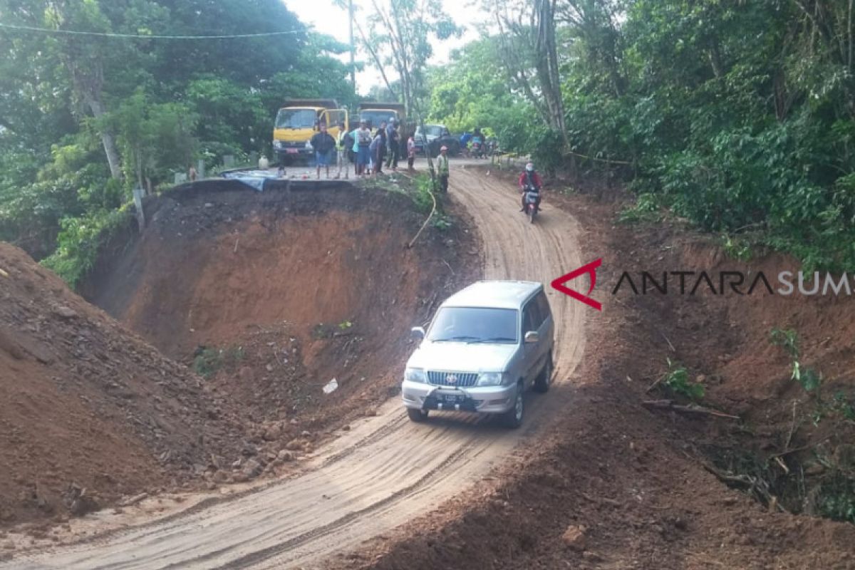 Jalan amblas di Sanga Desa Musi Banyuasin diperbaiki
