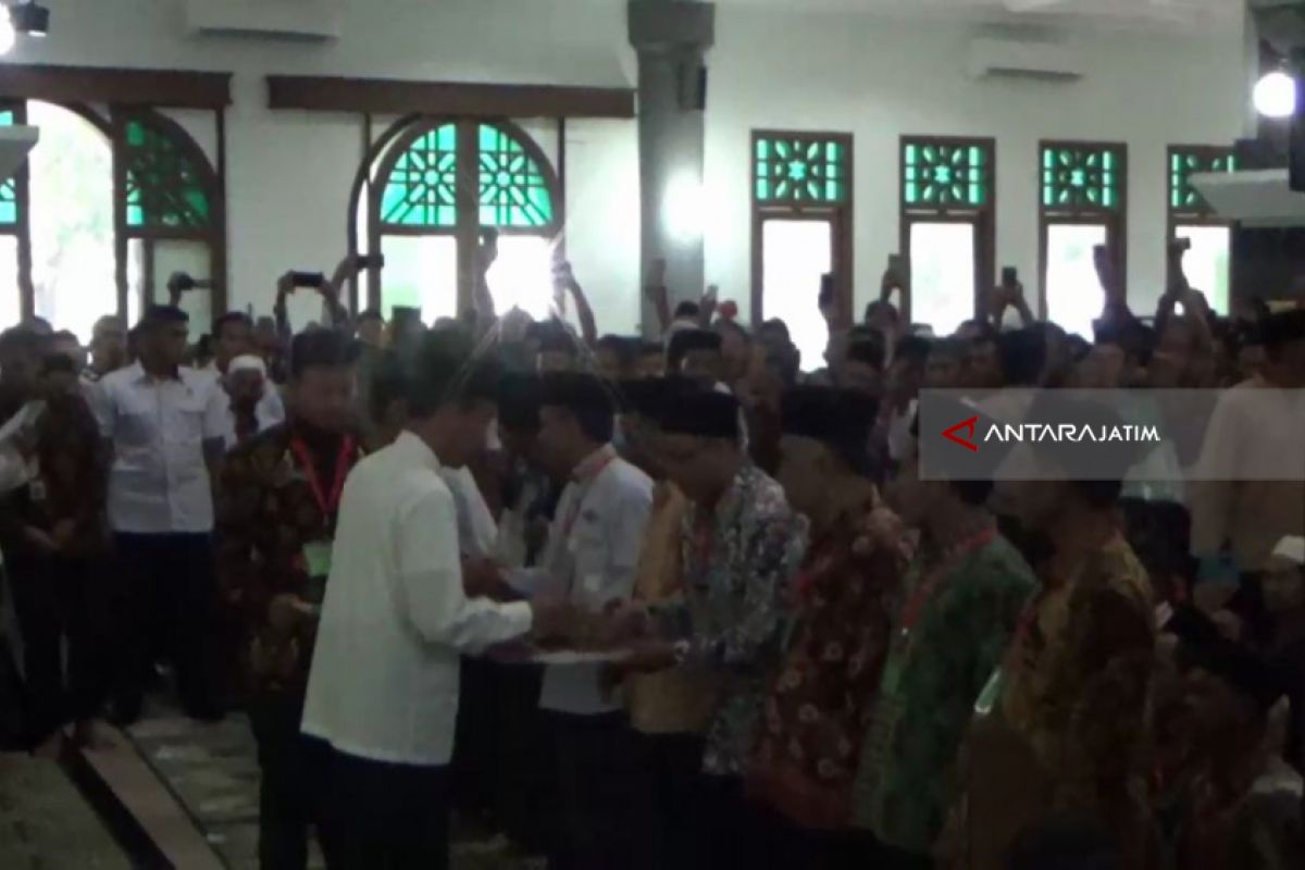 Presiden Jokowi Serahkan Ratusan Sertifikat Tanah Wakaf di Ngawi