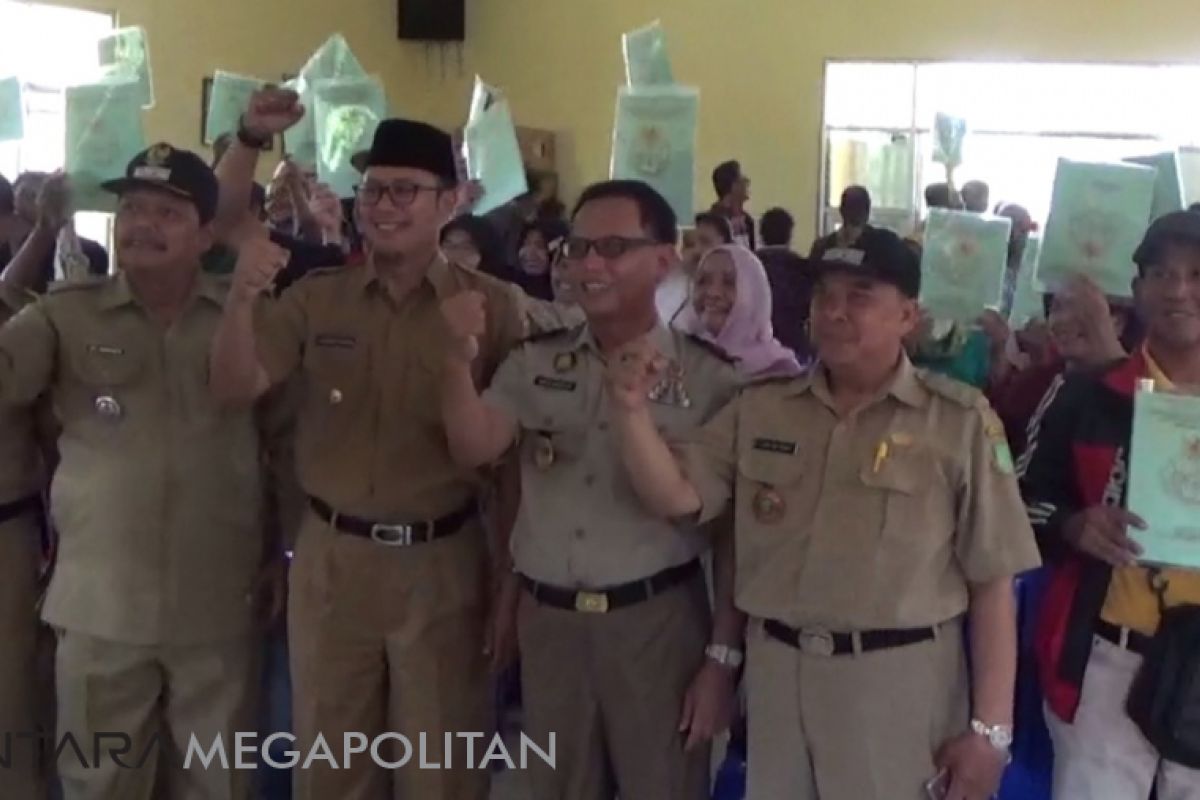111 warga Sukabumi menerima sertifikat tanah gratis