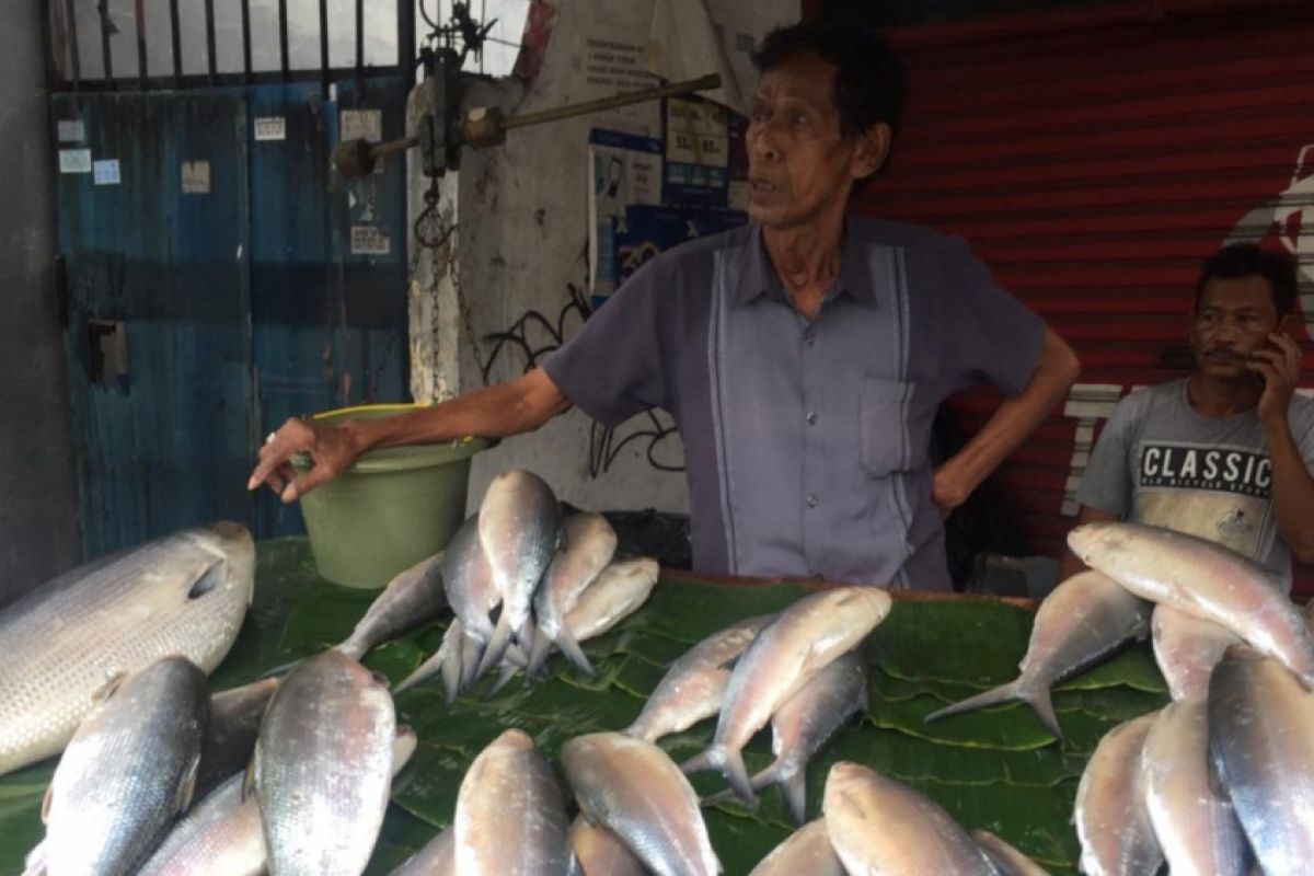 Pasar kaget ikan bandeng muncul jelang Imlek