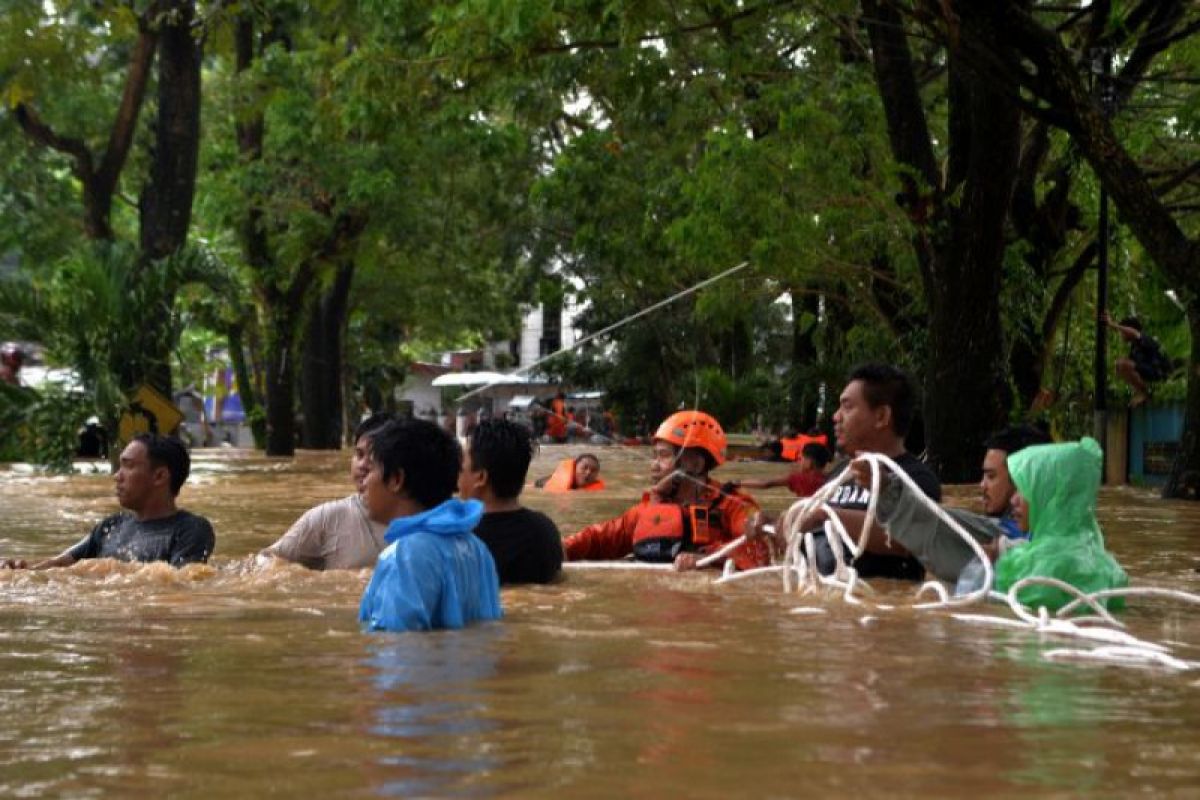 PLN Padamkan Listrik Setelah Banjir di Manado