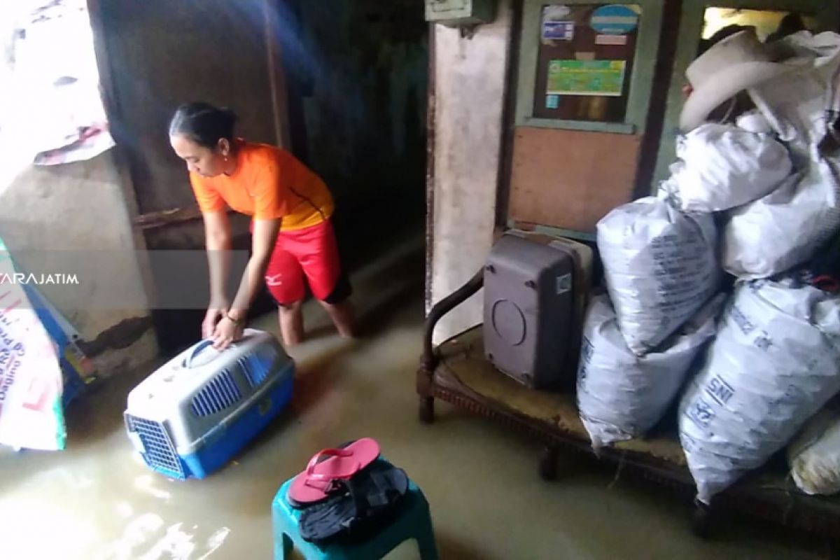 Banjir Masih Genangi Kawasan di Surabaya Barat