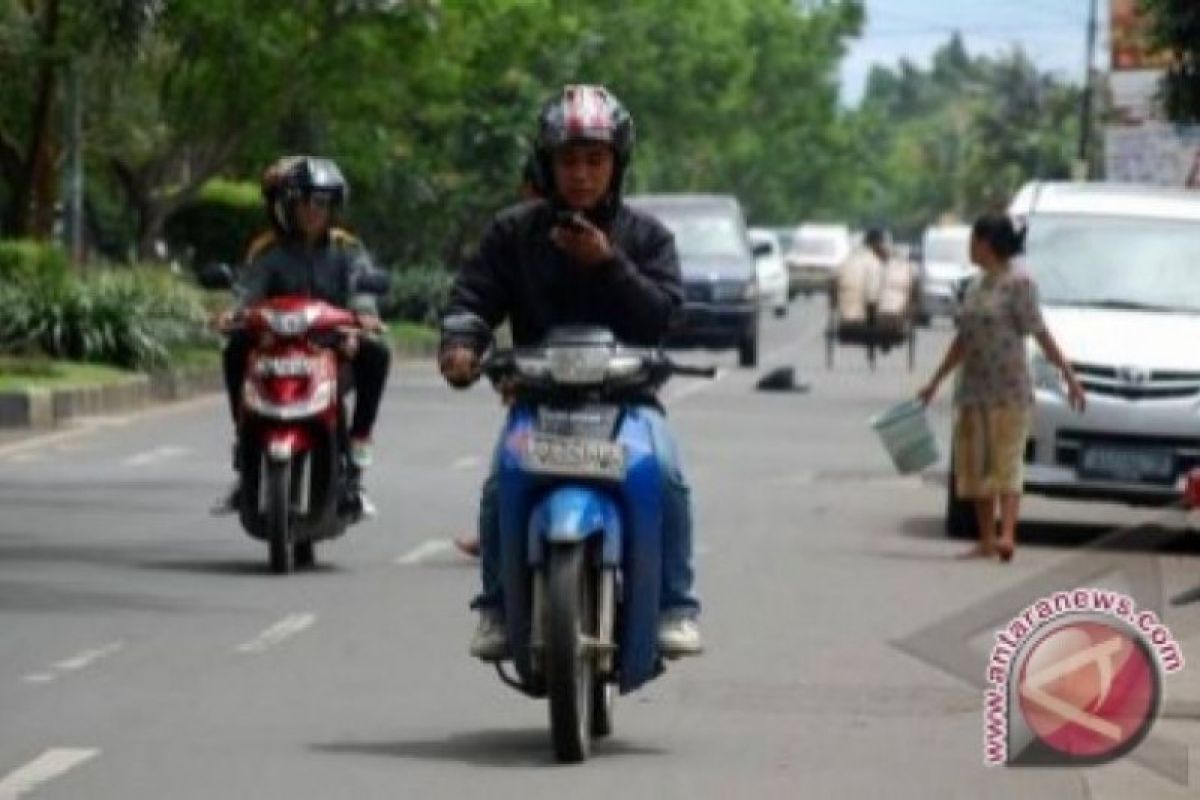 Hindari Kecelakaan, MK Tegaskan Soal Larangan Penggunaan Ponsel Saat Berkendara