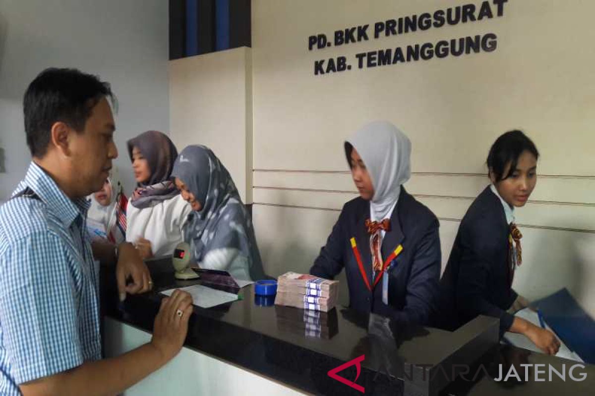 Tahap pertama, 30 nasabah BKK Pringsurat mulai cairkan dana