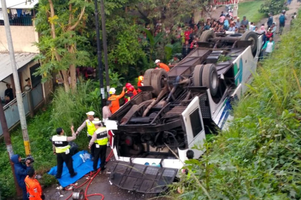 Diduga sopir ngantuk, bus terguling dua penumpang tewas