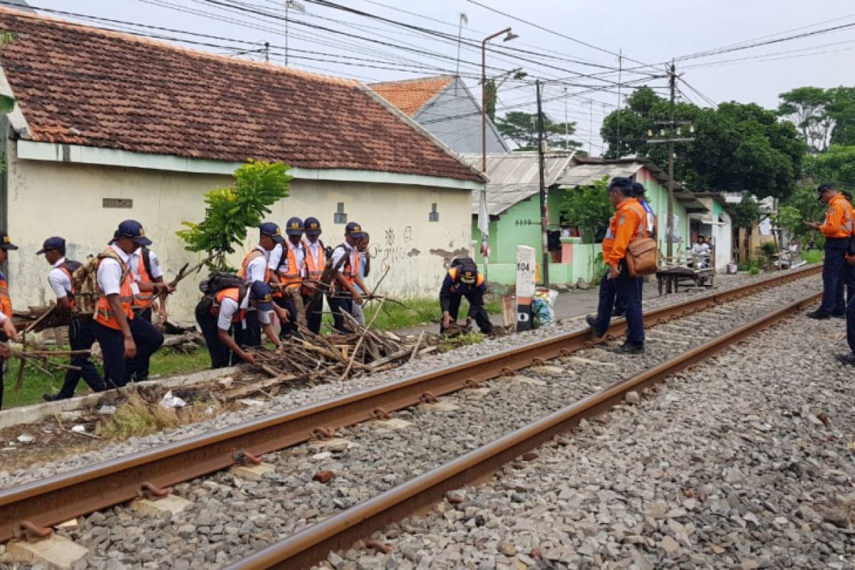 Manajemen Daop 9 Jember Jalan Kaki Cek Jalur Kereta Sepanjang 12,5 Km