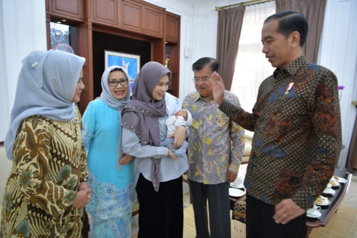 Presiden Jokowi tengok cucu baru dari Wapres Jusuf Kalla