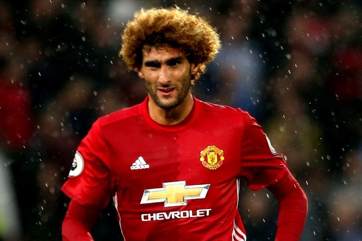 Eks gelandang MU Marouane Fellaini positif terjangkit COVID-19