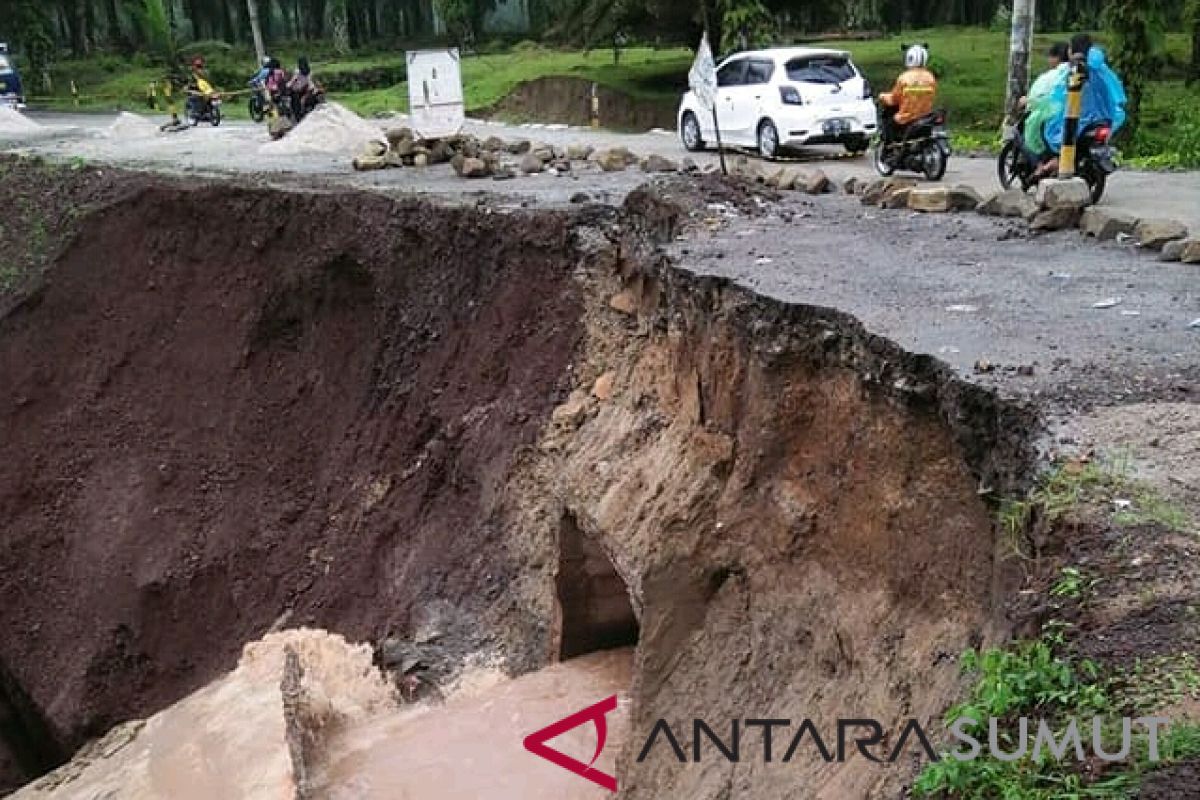 Longsoran di Tanah Jawa Simalungun semakin meluas, ruas jalan terancam putus