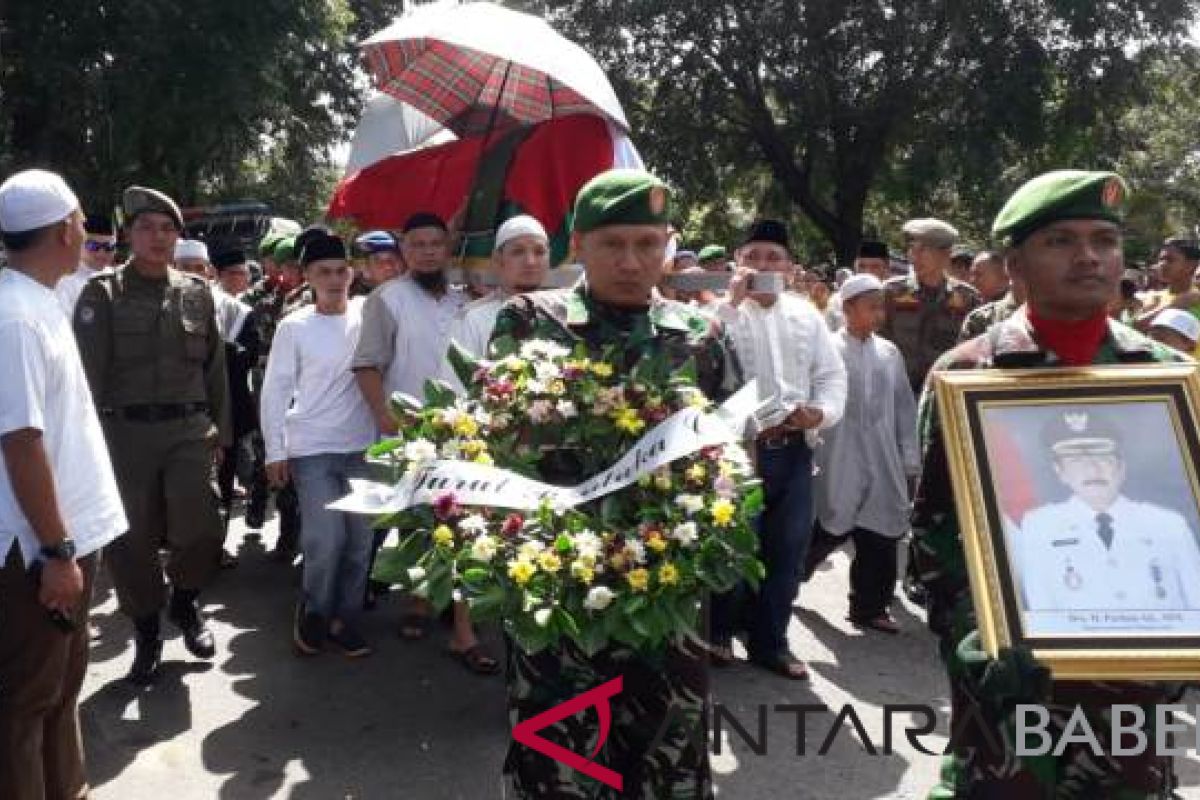 Seribuan warga antar jenazah Bupati Bangka Barat