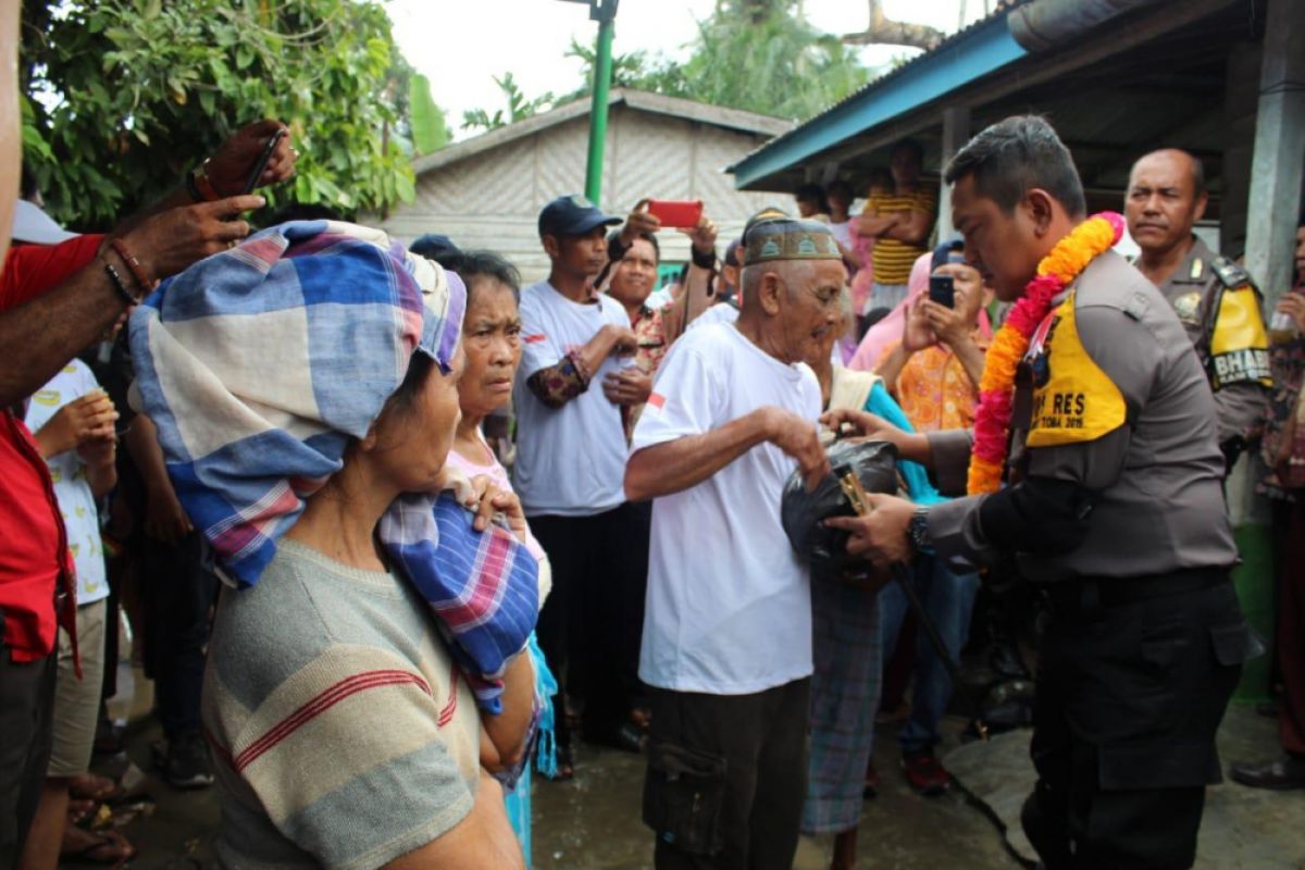 Kapolres Asahan berbagi bersama warga Desa Sungai Lama