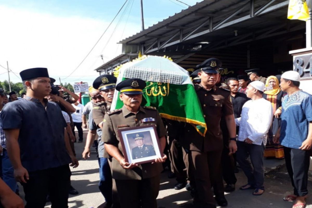 Kajati Lampung dan Papua antar jenazah Abdul Aziz ke pemakaman