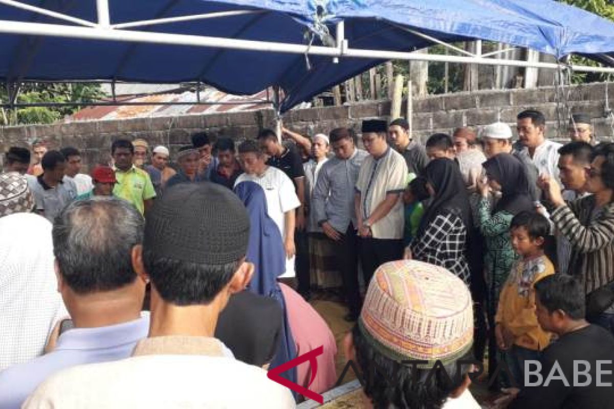 Ratusan warga antar jenazah Ketua DPRD Bangka Barat