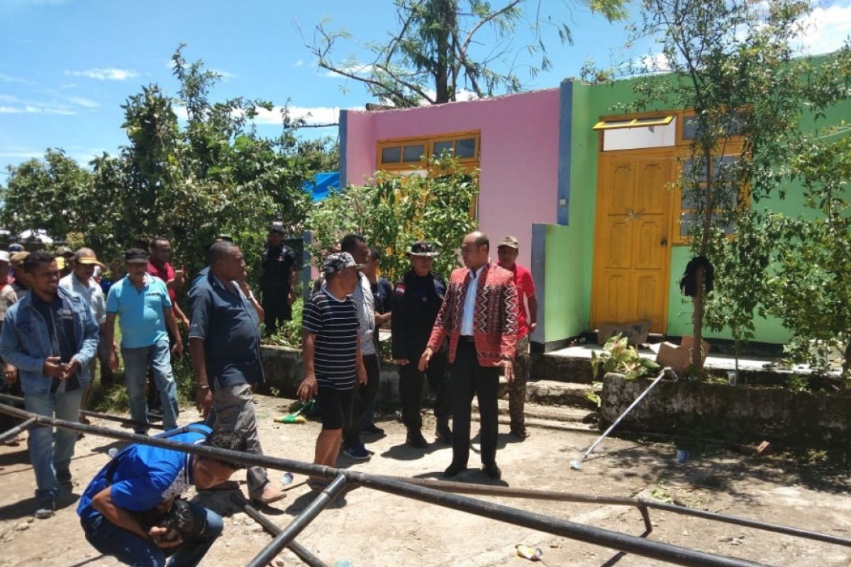 Pemprov NTT bantu seng & kayu untuk korban puting beliung