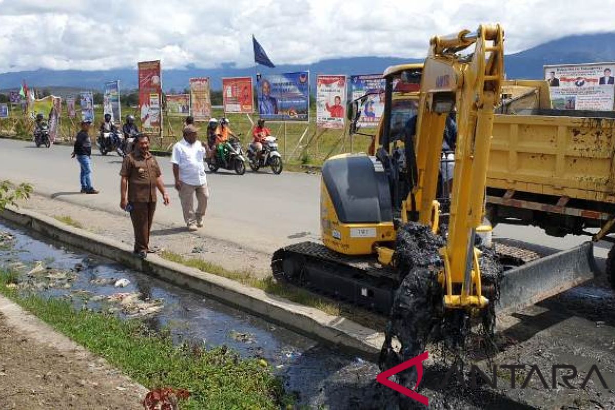Pemkab Jayawijaya turunkan alat berat bersihkan parit