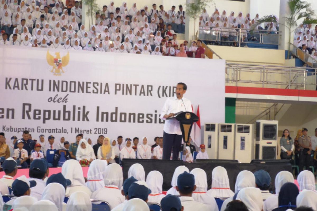 Presiden serahkan Kartu Indonesia Pintar kepada siswa di Gorontalo