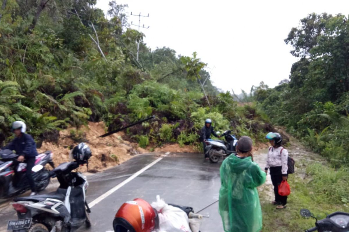 Akses darat ke Melawi  terputus akibat longsor