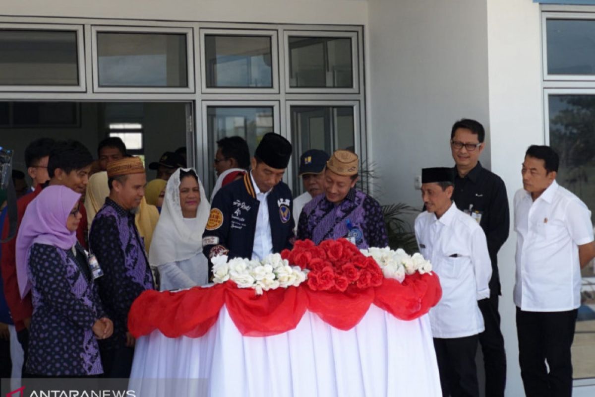 Presiden serahkan 34 sertifikat tanah wakaf di Gorontalo