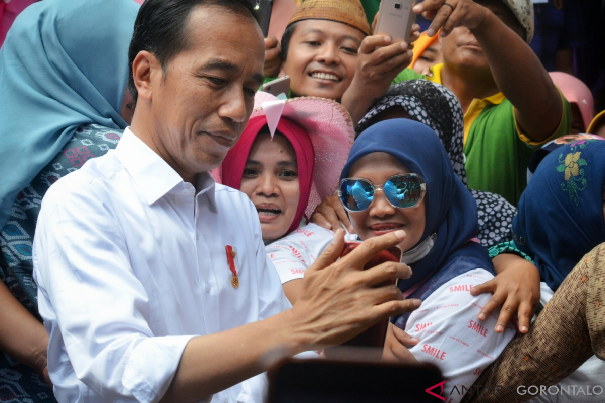 Warga Gorontalo Bangga Foto Bareng Presiden Jokowi