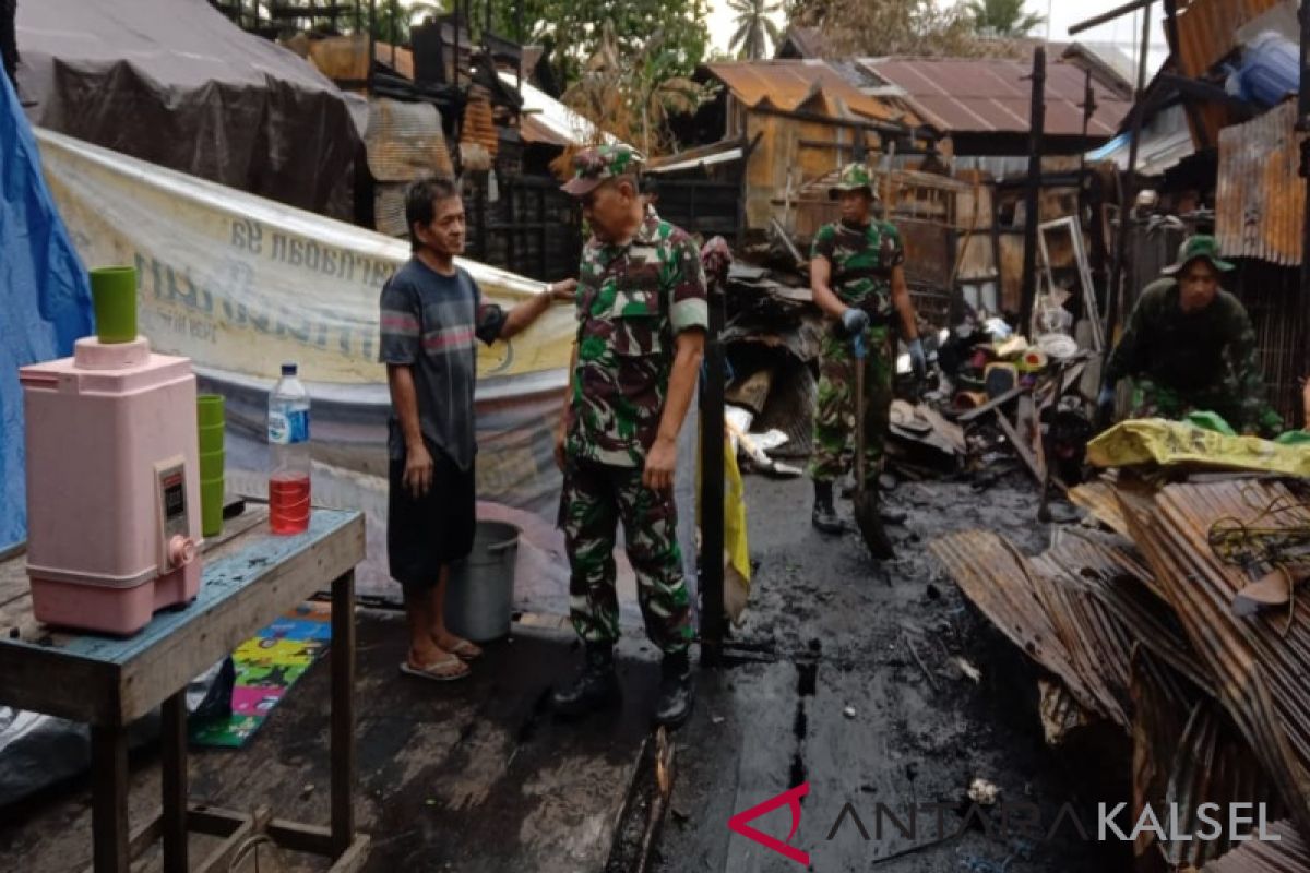 Anggota Koramil Banjarmasin Selatan bersihkan puing kebakaran
