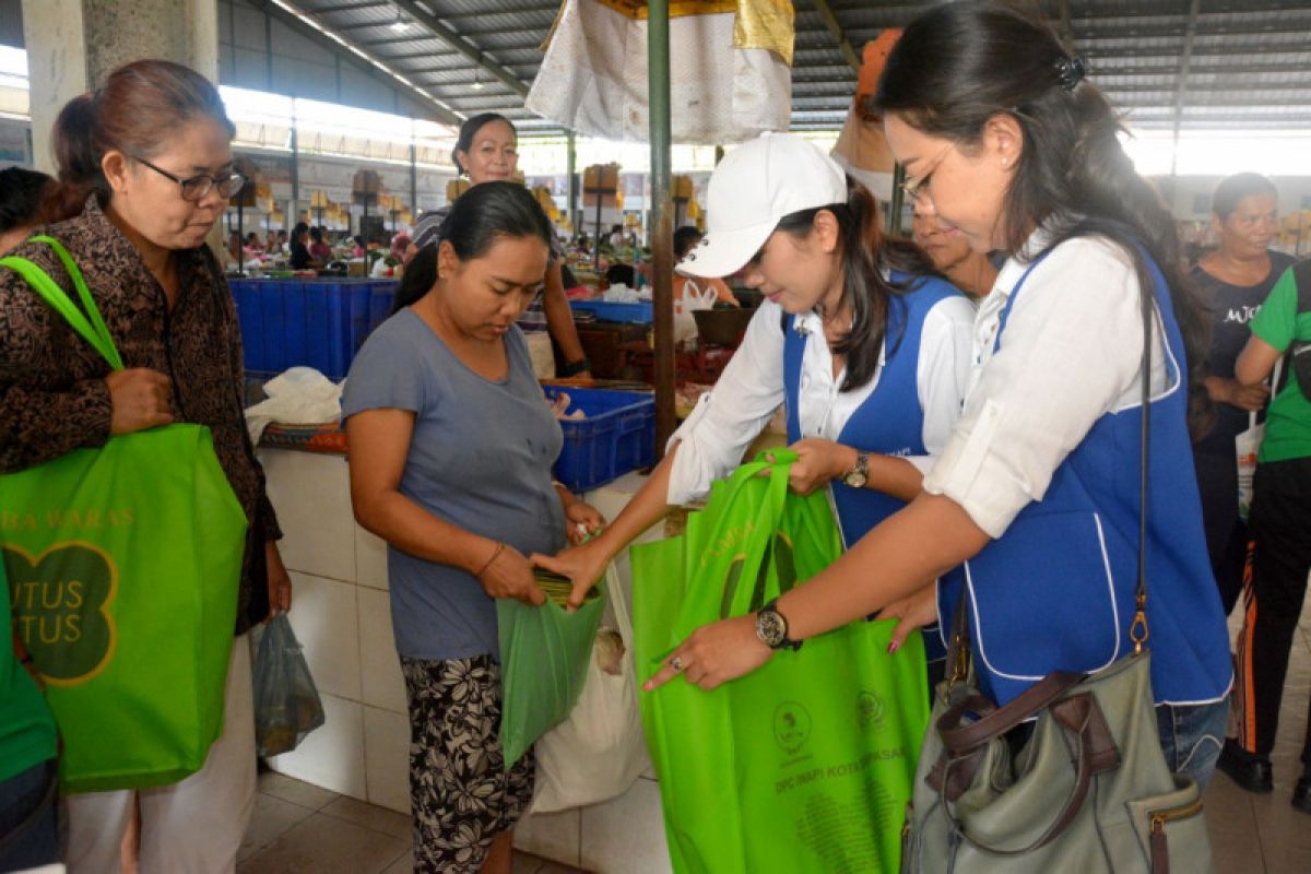 Pemkot Denpasar bagikan 450 tas belanja ramah lingkungan (video)