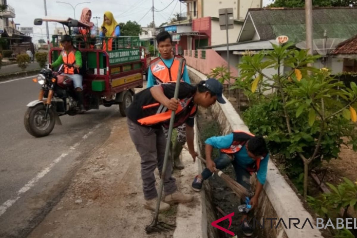 Pemkab gotong royong bersihkan sampah di Muntok