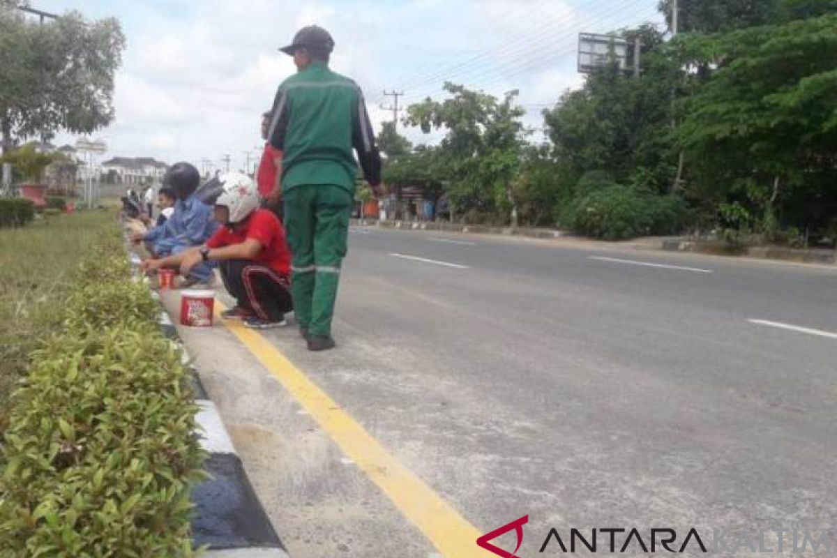 Pegawai Penajam Gotong-Royong Bersihkan Median Jalan