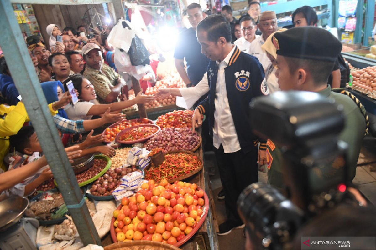 Jokowi pilih bagikan foto karena takut ditegur Bawaslu