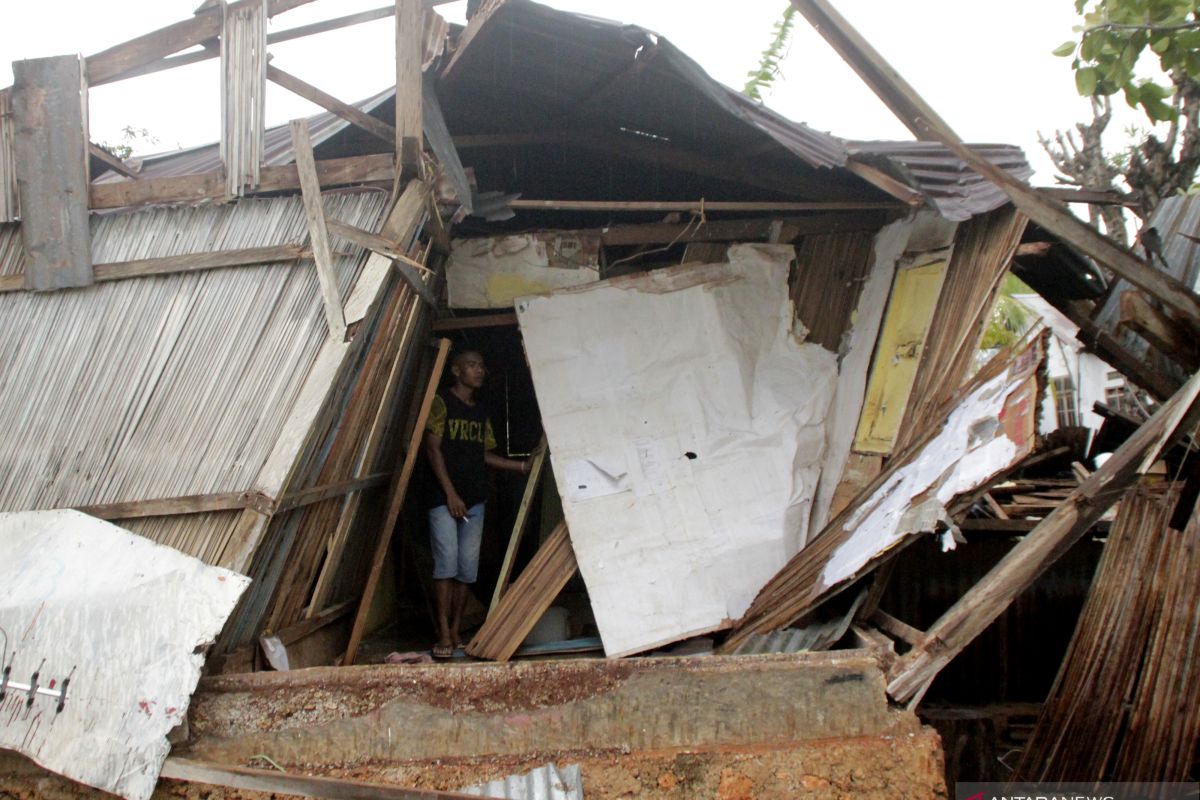 korban bencana puting beliung di kupang terima bantuan beras