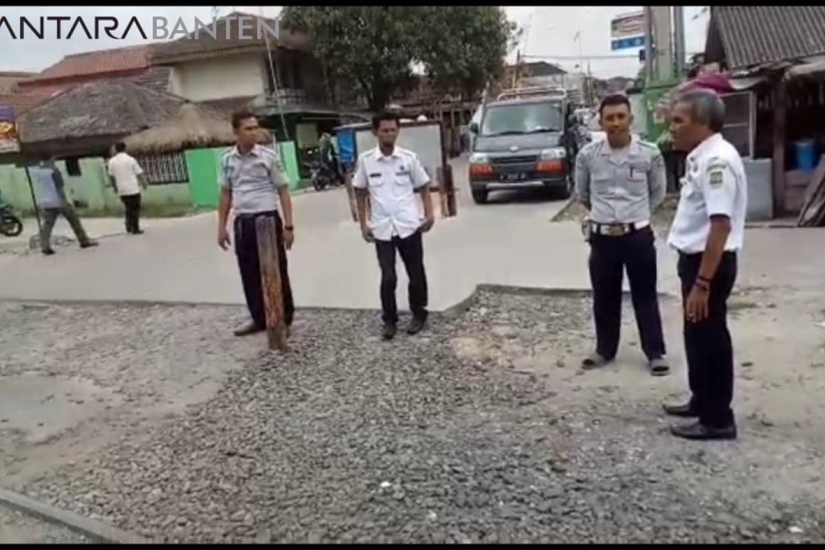 Dinas Perhubungan Kota Cilegon Pasang Puluhan Rambu Di Jalur Rawan Kecelakaan