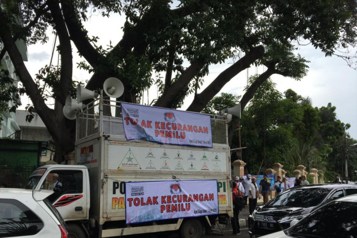 Dua kelompok massa unjuk rasa di depan KPU Jumat siang