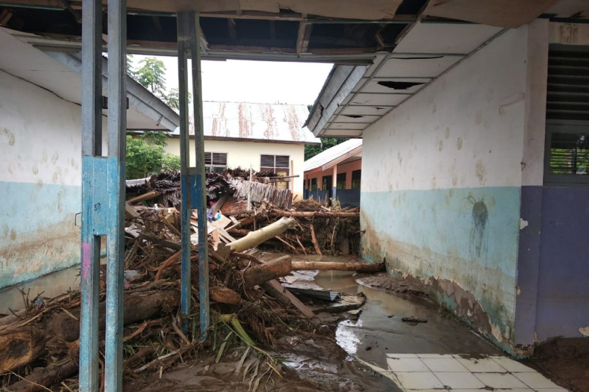 BPBD dirikan tenda pengungsi banjir bandang Mamuju