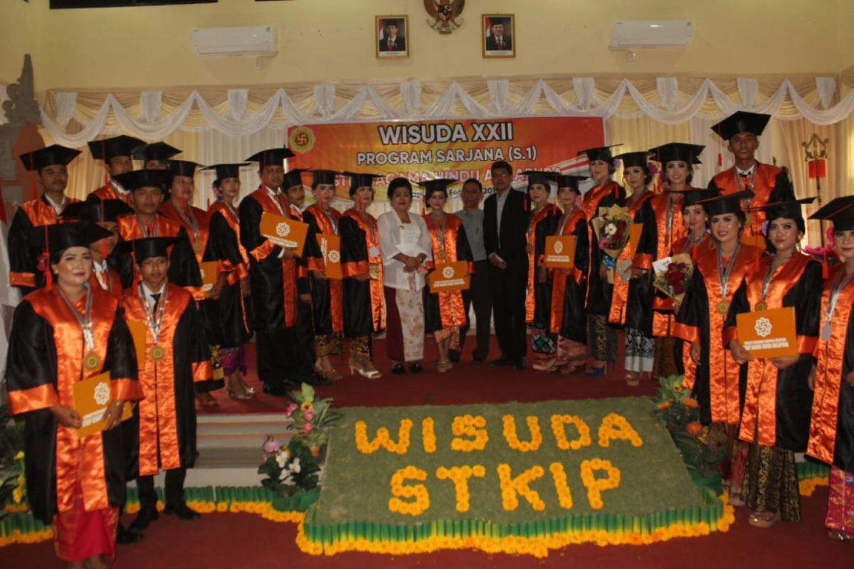 Bupati Sumatri hadiri Wisuda XXII STKIP Agama Hindu Amlapura