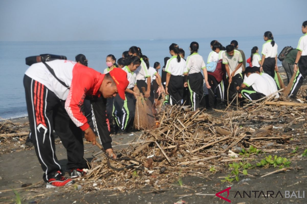 Persiapan Melasti Nyepi, Pemkab Jembrana bersihkan sampah