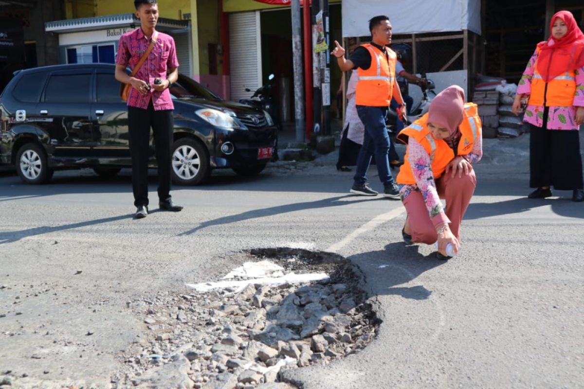 Bupati Jember Pimpin Langsung Penambalan Jalan Berlubang