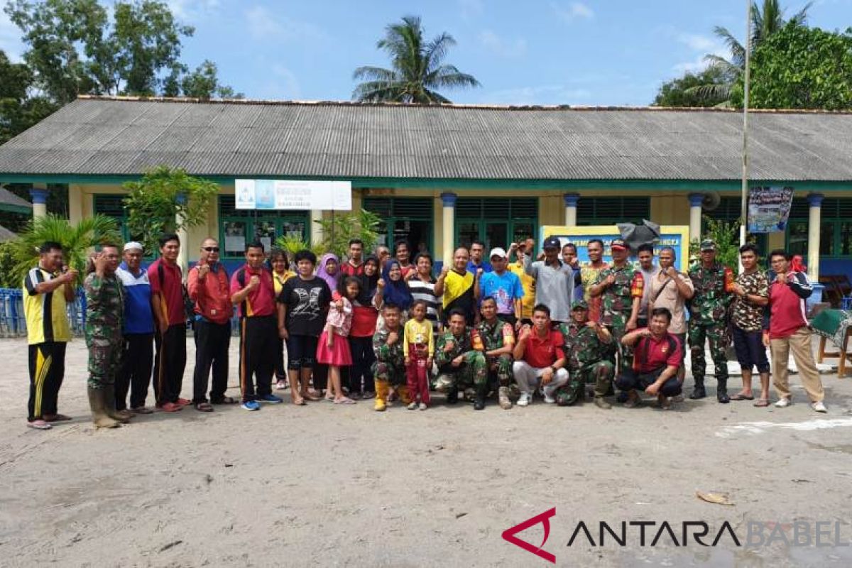 12 personel Polsek Riau Silip bersihkan sekolah